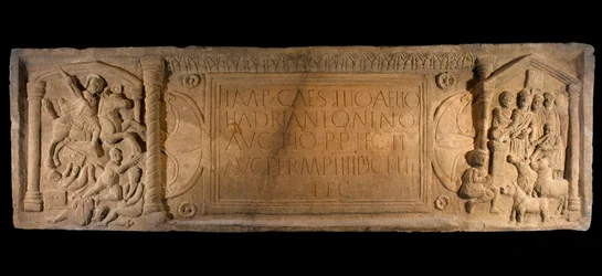 Die Bridgeness-Platte, Detail einer Sandstein-Distanzplatte, symbolisiert die römische Eroberung, aus Bridgeness, West Lothian, um 142 n. Chr.